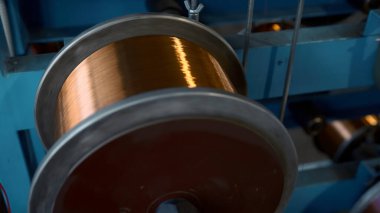 Bakır kabloların büyük bobinlerdeki yaralarını kapatın. Yaratıcı. Enerji, ulaşım, inşaat, mühendislik, nükleer endüstri kavramı