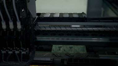 Elektronik fabrikasındaki bilgisayar işlemcileriyle üretim hattı. Yaratıcı. Mikroçip üretim süreci