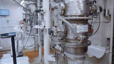 Endüstriyel süt üretim tesisinin içine bakın. Şarjör. Modern endüstriyel fabrikada büyük konteynırlar