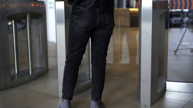 Yolcular metro istasyonundaki otomatik turnikelerden geçerler. Medya. İnsanlar metro istasyonundan çıkıyorlar.