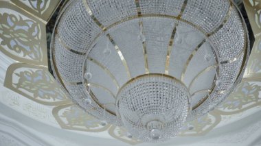 Güzel tavan ve camideki büyük avize. Sahne. Müslüman mekanının içi, inanılmaz İslami mimari.