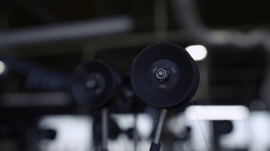 Kablo fabrikasında çalışıyorum. Yaratıcı. Bakır kablolarla hızlı dönen küçük bobinleri kapatın.