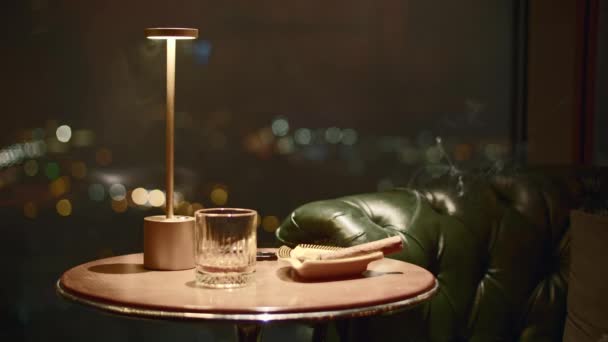 Zigarre Rauchend Auf Dem Tisch Restaurant Medien Großaufnahme Einer Rauchenden — Stockvideo