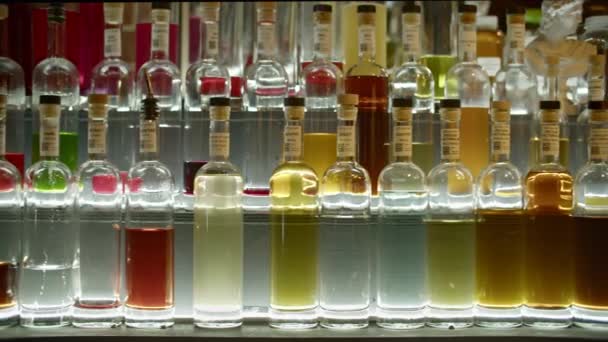 Primer Plano Botella Alcohol Barra Medios Botellas Tinturas Bar Discoteca — Vídeos de Stock