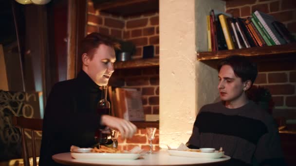 Dwóch Przyjaciół Siedzi Restauracji Rozmawia Pije Alkohol Media Dwóch Młodych — Wideo stockowe