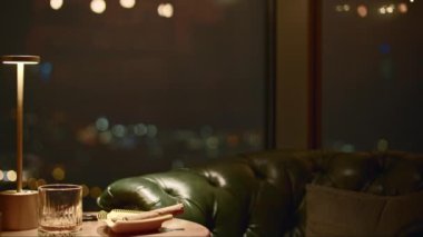 Restoranda puro içmek. Medya. Restoranda boş bardakla puro içerken yakın plan. Lüks gece restoranında puro ve bir bardak viski..