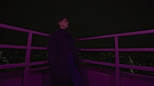 Genç Adam Gece Binanın Çatısında Duruyor Medya Palto Giyen Yakışıklı — Stok video