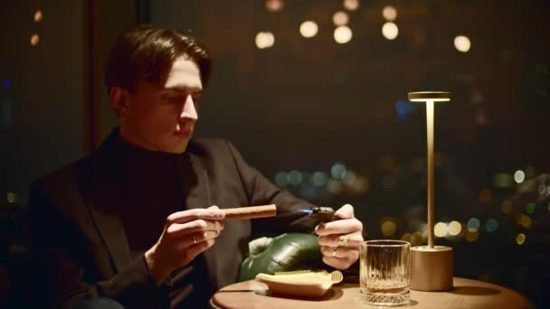 Junger Mann Zündet Sich Restaurant Zigarre Medien Junger Mann Zündet — Stockvideo