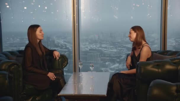 Atraktivní Ženy Cinkají Sklenicemi Pijí Šampaňské Restauraci Média Krásné Mladé — Stock video