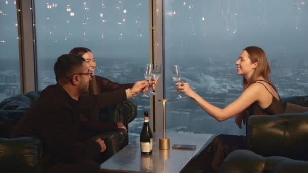 Přátelé Chatují Pijí Šampaňské Elegantní Restauraci Média Setkání Šampaňským Drahé — Stock video