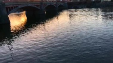 Prag 'da Vltava Nehri' nde dalgalanan güneş eski şehrin üzerine doğarken. Medya. Mimarlık ve turizm kavramı