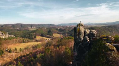Gün batımında renkli bir sonbahar ormanıyla çevrili uçurumların havadan görünüşü. Medya. Çarpıcı kaya oluşumu ve orman