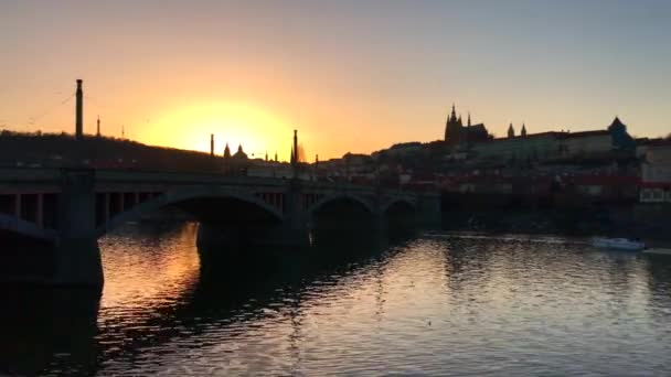 Ondeggiante Fiume Moldava Praga Come Sole Sorge Sulla Città Vecchia — Video Stock