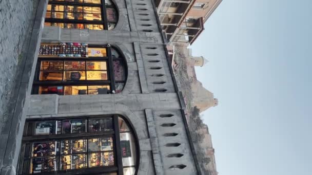 Vertikální Záběr Městskou Krajinu Jaře Média Budovy Příroda Starého Evropského — Stock video