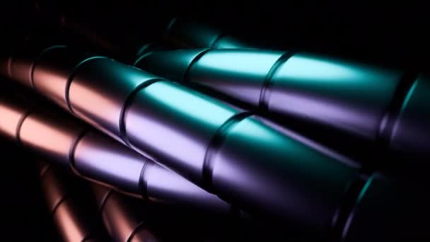 Soyut Dönen Rengarenk Metal Tüpler Tasarım Çarpık Kablolu Teknolojik Arka — Stok video
