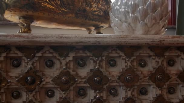 Krásné Stylové Detaily Interiéru Kreativní Ročník Retro Stůl Vázy Zlaté — Stock video