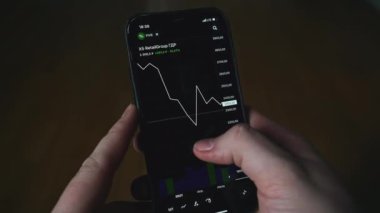 Cep telefonu borsası kripto para birimi. Medya. Finansal değişim üzerine bahis oynayan bir adamın yakın çekimi. Telefondaki kripto para birimi ve piyasa grafikleri. 