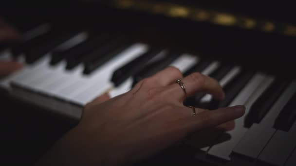 Detailní Záběr Hraní Klavír Média Prsty Ladně Hrají Klávesy Klavíru — Stock video