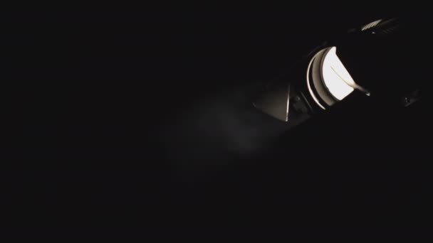 Fény Füst Közelről Sötétben Média Gyönyörű Fényes Reflektorfény Füsttel Sötétben — Stock videók