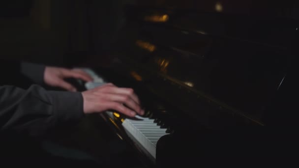 ピアノを弾く男性の手のクローズアップ メディア 美しい手がピアノでメロディーを弾いている ピアノを演奏するメンズハンド — ストック動画