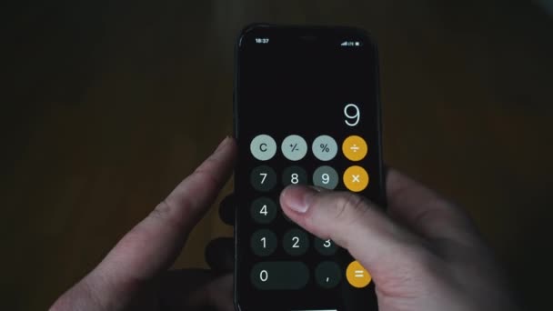 Close Homem Multiplicando Telefone Mídia Homem Está Contar Contas Contábeis — Vídeo de Stock