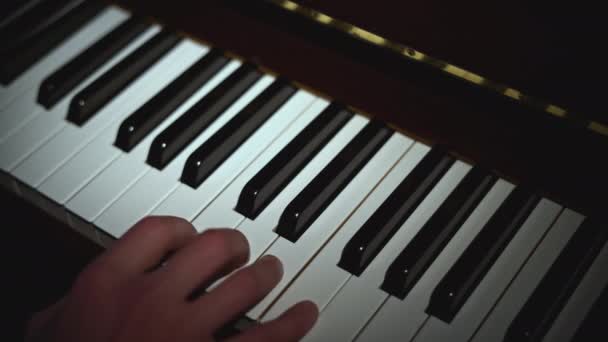 Detailní Záběr Ruky Hrající Piano Média Světlo Padá Ruce Hraje — Stock video