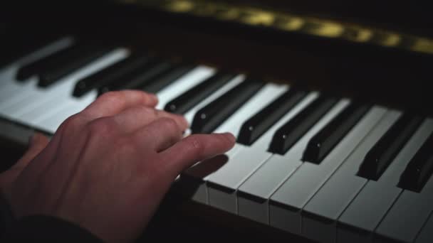 Detailní Záběr Ruky Hrající Piano Média Světlo Padá Ruce Hraje — Stock video