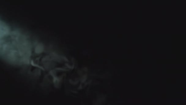 Füst Fénysugár Közelről Sötétben Média Füst Áramlik Sötétben Fényvonallal Reflektorfényből — Stock videók