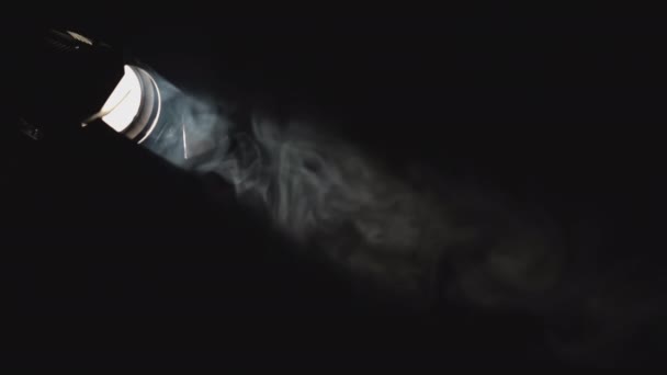Close Fumaça Movimento Holofotes Mídia Luz Foco Único Escuro Com — Vídeo de Stock