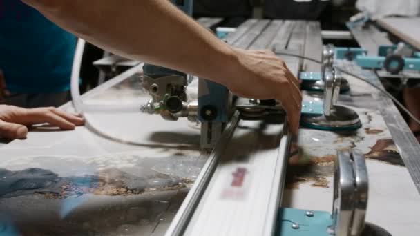 Carpinteiro Trabalha Máquina Ferramenta Industrial Oficina Criativa Mãos Masculinas Trabalhando — Vídeo de Stock
