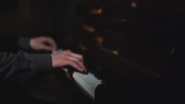 Крупный План Мужских Рук Играющих Пианино Сми Красивые Руки Играют — стоковое видео