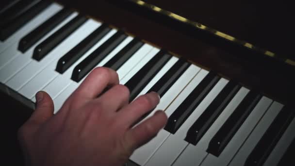 Крупный План Ручной Игры Пианино Сми Свет Падает Руку Играя — стоковое видео