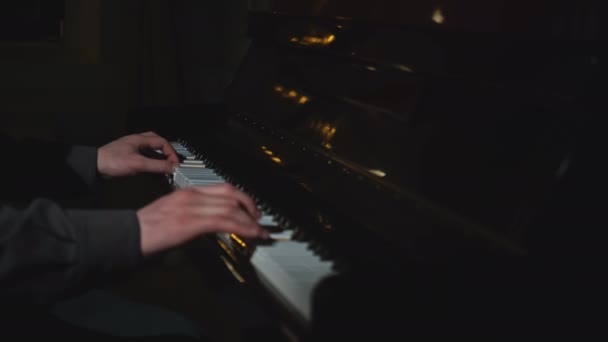 Крупный План Красивых Мужских Рук Играющих Пианино Сми Человек Играет — стоковое видео