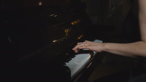 Крупный План Женщины Играющей Пианино Сми Элегантная Женщина Играет Пианино — стоковое видео
