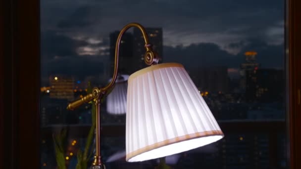 Die Lampe Wohnzimmer Vor Dem Fenster Kreativ Lampe Auf Dem — Stockvideo