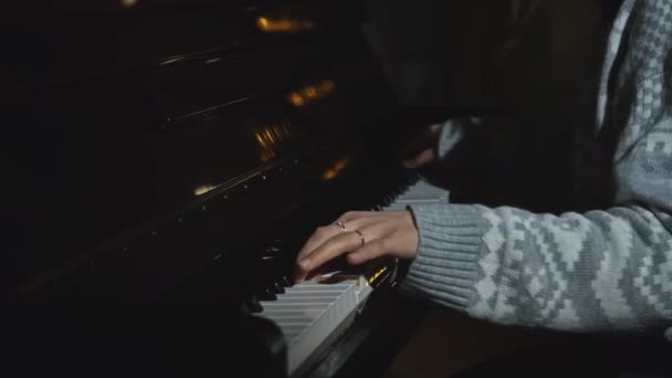 Крупный План Женщины Играющей Пианино Быстро Сми Женщина Прекрасно Играет — стоковое видео
