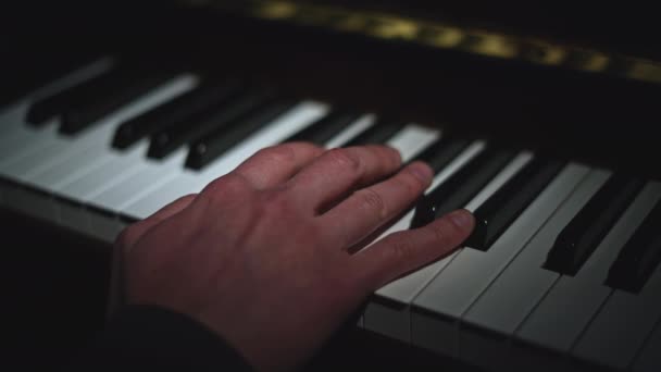 Крупный План Игры Пианино Сми Пальцы Изящно Играют Клавишах Пианино — стоковое видео