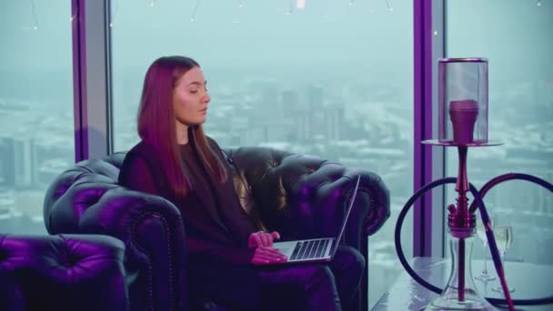 Nargile Barında Dizüstü Bilgisayarı Olan Güzel Bir Genç Kadın Medya — Stok video