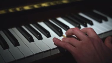 Sadece sol elle piyano çalmak. Medya. Müzik aleti çalan kişiye yakın çekim