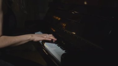Piyano çalan kadının yakın çekimi. Medya. Zarif bir kadın hızlandırılmış ritimle piyano çalar. Piyano çalan kadının hızlandırılmış videosu. 