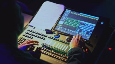 Diskodaki DJ uzaktan kumandanın arkasında çalışıyor. Medya. DJ profesyonel ekipmanlarını kapat