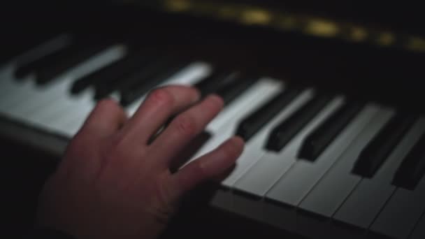 Крупный План Игры Пианино Сми Пальцы Изящно Играют Клавишах Пианино — стоковое видео