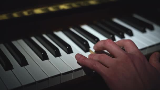 Tocar Piano Tinha Mão Esquerda Mídia Close Pessoa Tocando Instrumento — Vídeo de Stock