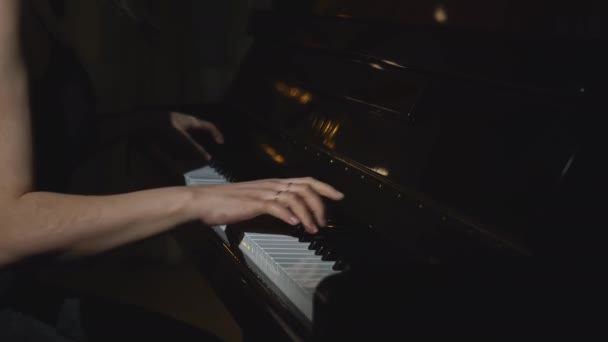 ピアノを弾く女性のクローズアップ メディア エレガントな女性は加速されたリズムでピアノを演奏します ピアノを弾く女性の加速ビデオ — ストック動画
