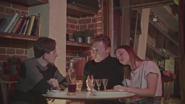 Arkadaşlar Birlikte Bir Restoranda Akşam Yemeği Yerler Medya Bir Çift — Stok video