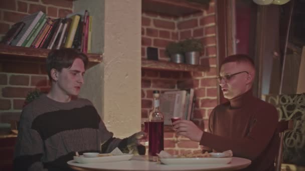 Dwóch Młodych Przyjaciół Spędza Razem Czas Restauracji Lub Barze Media — Wideo stockowe