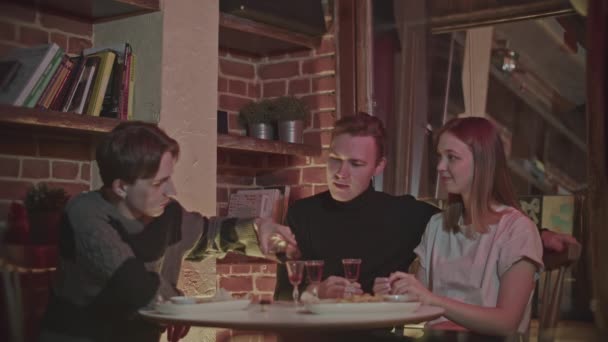 Arkadaşlar Birlikte Bir Restoranda Akşam Yemeği Yerler Medya Bir Çift — Stok video