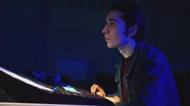 Profesyonel DJ bir partide ses çubuğunda çalışıyor. Medya. Konserde ya da partide çalışan DJ ya da ses yöneticisi