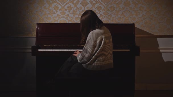 レトロなインテリアアパートで古いピアノを弾いている女性 メディア 楽器を演奏する人 — ストック動画
