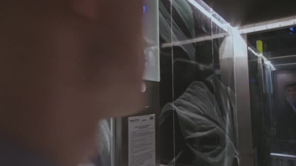 靠近两个进入电梯的人 库存夹 男职员在电梯里聊天 — 图库视频影像